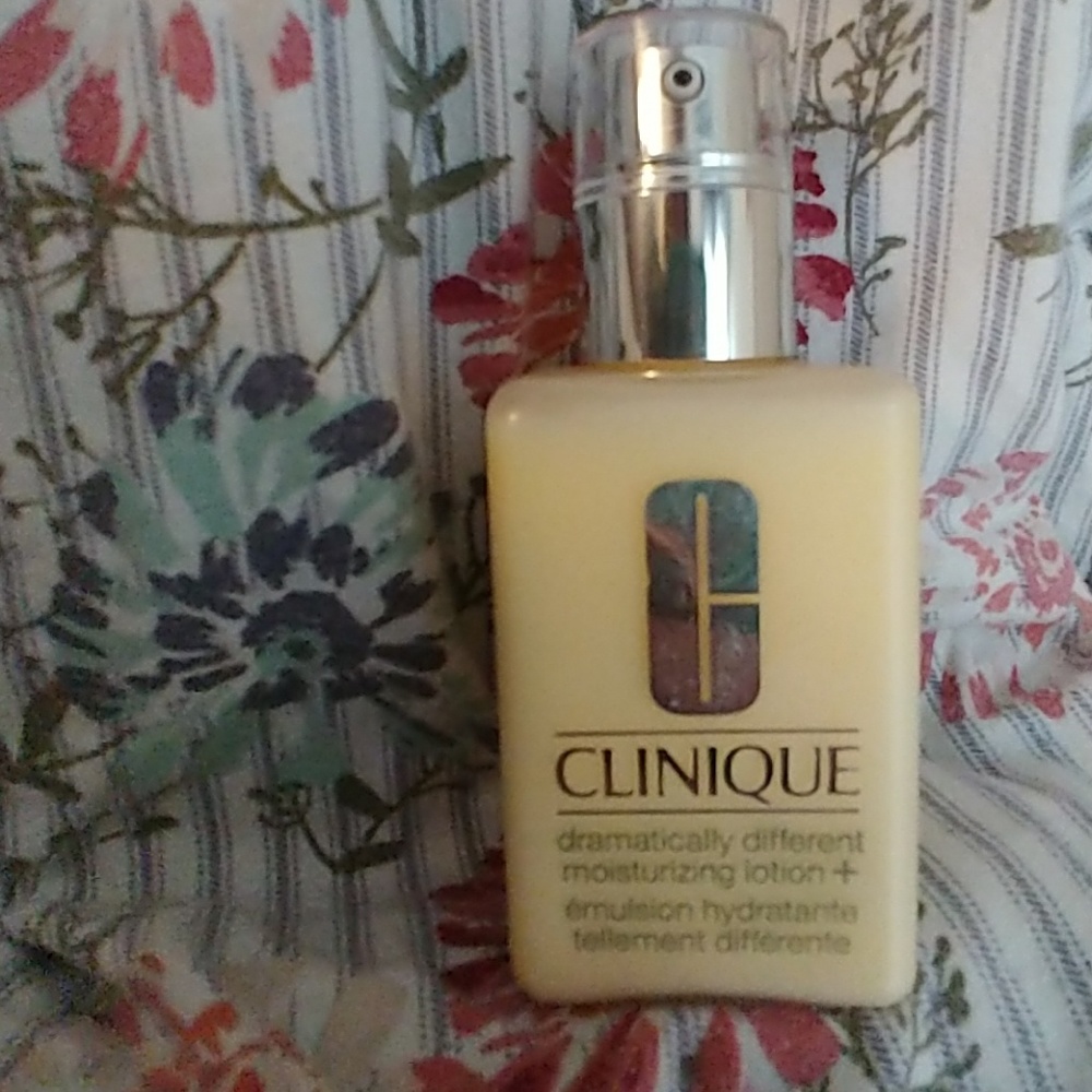 ✨New✨ Dramatically Different Moisturizing Lotion +